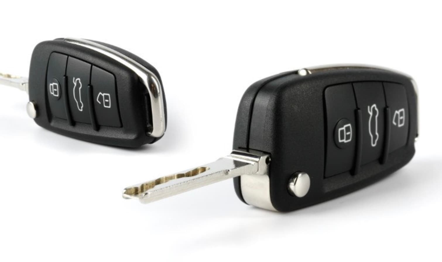 Automotive locksmith programming a car key in Charleston, SC